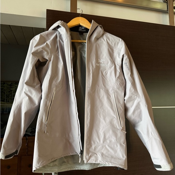 Arc'teryx Women's Zeta Superlight (SL) GORE-TEX jacket - Picture 2 of 13